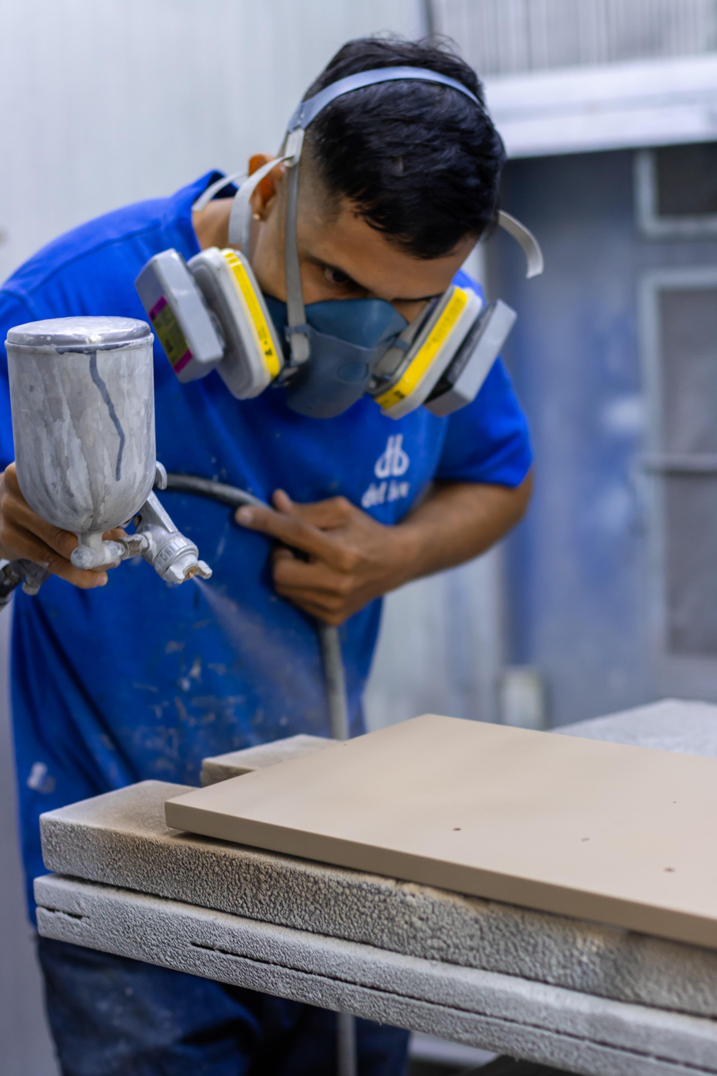 Manos trabajando en el taller